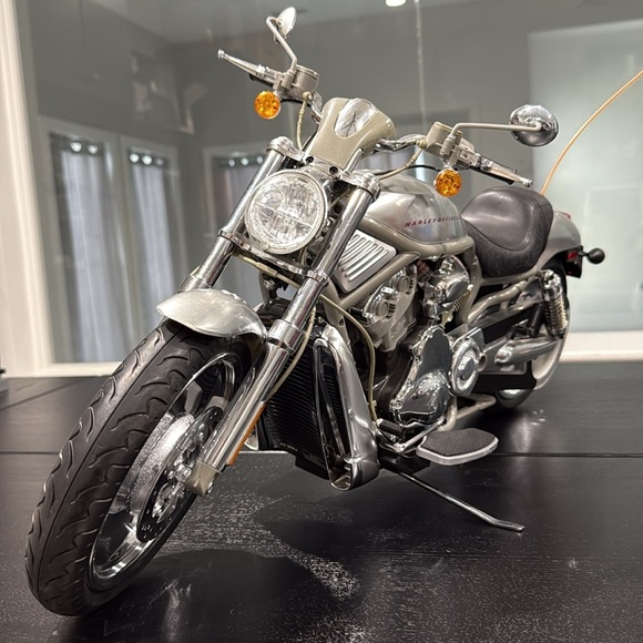 Vintage Harley-Davidson Remote Control V-Rod Motorcycle - Picture 4 of 14